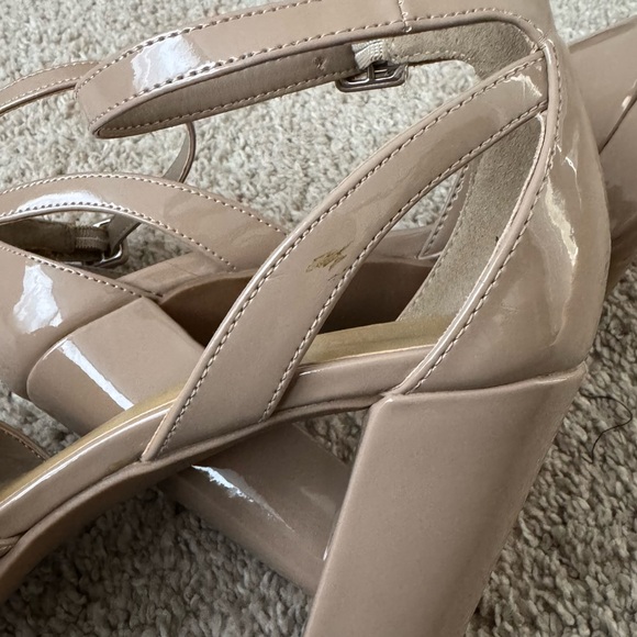 Chinese Laundry | Nude Patent Platform Heels 7.5 - Picture 5 of 5